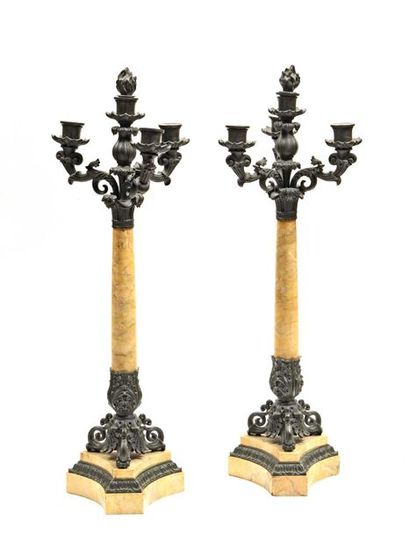 null 367 Grande paire de candélabres néo-classique en bronze patiné et marbre. XIXe...