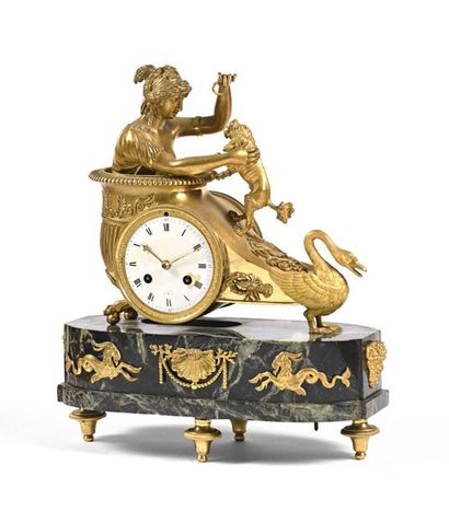 null 372 Pendule en bronze doré représentant Vénus jouant avec un chien dans un char...
