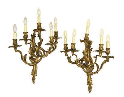 null 405 Paire d’appliques en bronze doré de style Louis XV, à cinq lumières. Epoque...