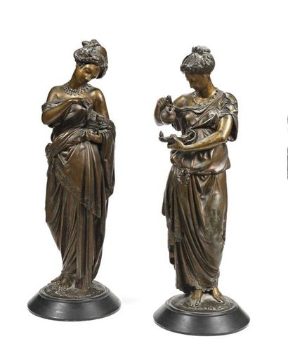 null 406 Paire de sculptures en bronze représentant deux femmes. Vers 1900. Dans...