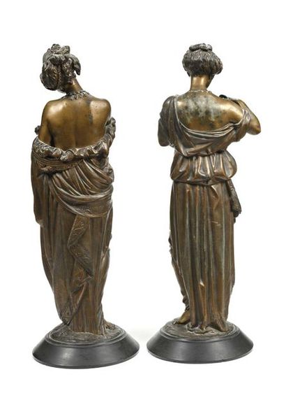 null 406 Paire de sculptures en bronze représentant deux femmes. Vers 1900. Dans...