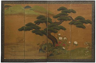 null 411 JAPON - XIXe siècle Paravent à quatre feuilles à décor polychrome de pins,...