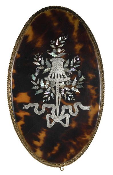 null 55 Miniature ovale représentant une élégante à la collerette tenant une couronne...