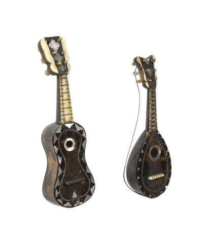 null 67 Une guitare et une mandoline miniatures en écaille, nacre et os. Longueurs...