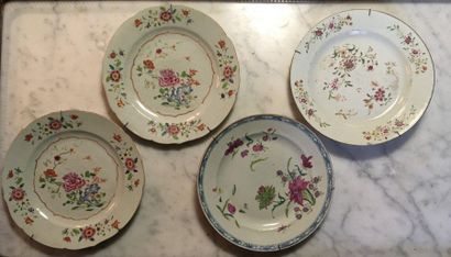 null 85 Chine quatre assiettes en porcelaine à décor polychrome des émaux de la Famille...