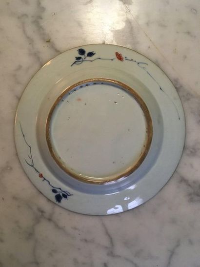null 89 Chine Assiette en porcelaine à décor bleu, rouge et or dit Imari de muraille...