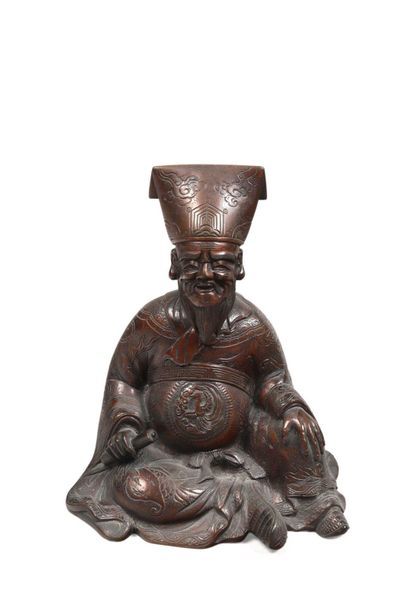 null 94 JAPON - XXe siècle Okimono en bronze, emma-o assis, as robe ornée de motifs...