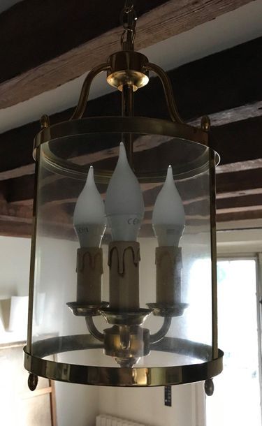null Lanterne cylindrique en laiton doré à trois lumières Hauteur : 21cm – Diamètre :...