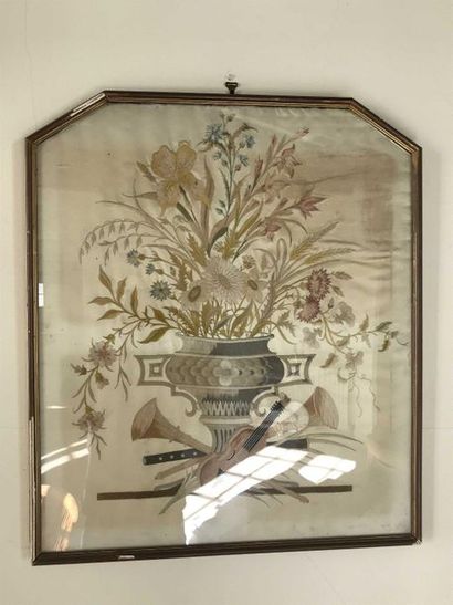 null Soie brodée décor de vase fleuri et trophée de musique 70x50cm Ref DAM78