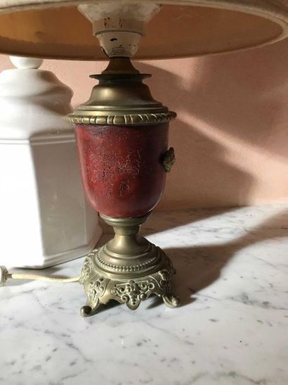 null Lampe en forme de vase en tôle laqué rouge et métal doré Hauteur : 20cm On joint...