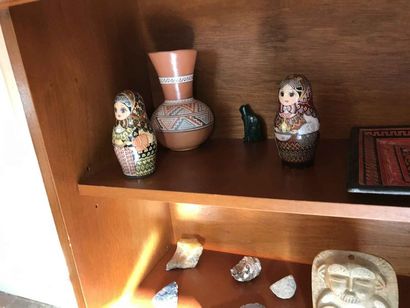 null Small lot of souvenir trinkets from travels: Russian baba, terracotta base,...