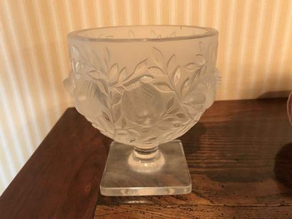 null Bird bowl in white moulded glass. Signed LALIQUE France under the base Height...