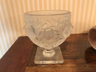 null Bird bowl in white moulded glass. Signed LALIQUE France under the base Height...