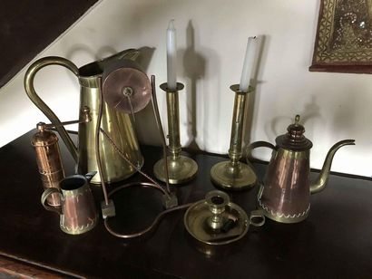 null Lot in brass and copper: candlesticks, pourers, mill, basins, kettle Ref DA...