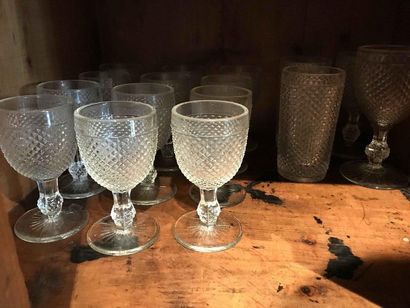 null Lot de vases en verre et verre taillé Ref DAM78