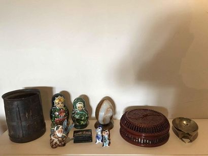 null Small batch of trinkets: Russian babas, box, ashtrays brass, porcelain subjects,...