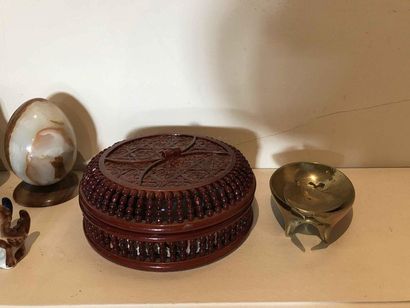 null Small batch of trinkets: Russian babas, box, ashtrays brass, porcelain subjects,...