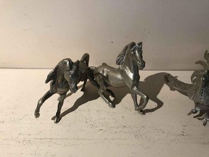 null Pair of heather roosters and pair of horses in metal Ref DAM78