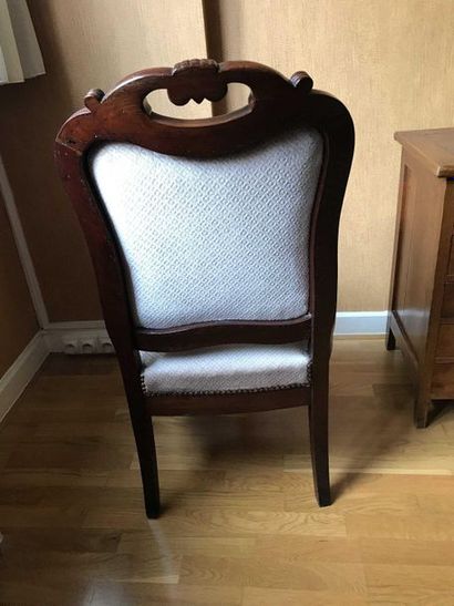 null Moulded mahogany armchair, openwork leafy socket, roll-up armrest Restoration...