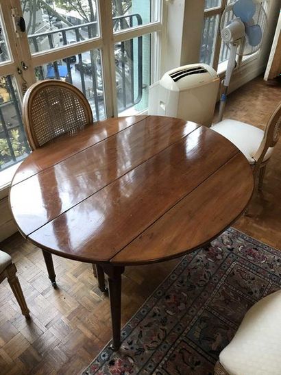 null Oval table with mahogany flaps, tapered legs. Louis XVI style 69,5 x 111 x 98,5...