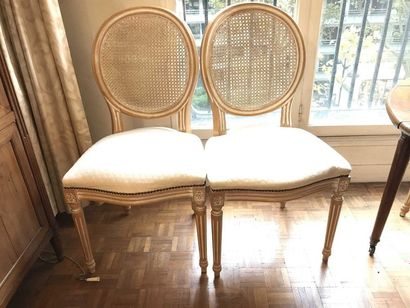 null Suite of 6 caned chairs in lacquered wood and cream-coloured finish. Louis XVI...