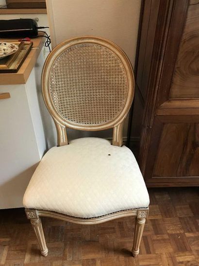 null Suite de 6 chaises cannées en bois laqué et rechampi crème. Style Louis XVI...