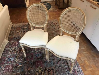 null Suite de 6 chaises cannées en bois laqué et rechampi crème. Style Louis XVI...
