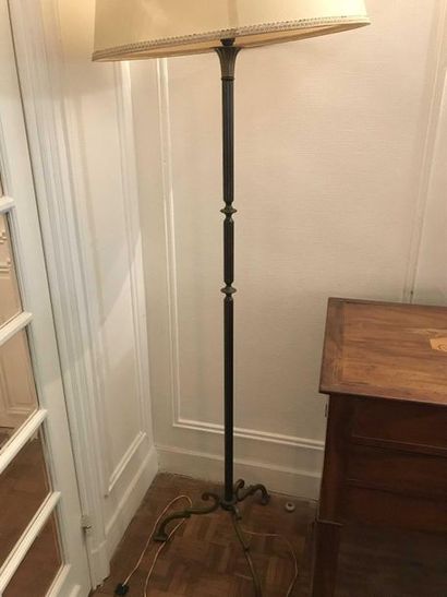 null Metal tripod floor lamp with gadrooned base Height : 139 cl Ref16eme