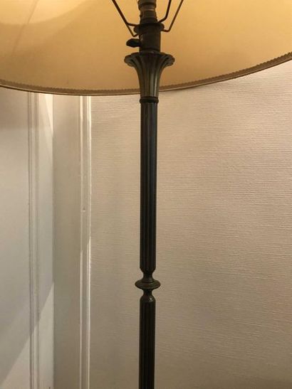null Metal tripod floor lamp with gadrooned base Height : 139 cl Ref16eme