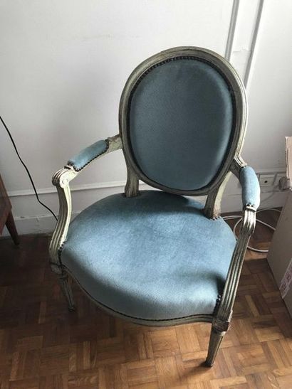 null Paire fauteuils médaillons en bois mouluré et laqué crème, pieds cannelés Début...