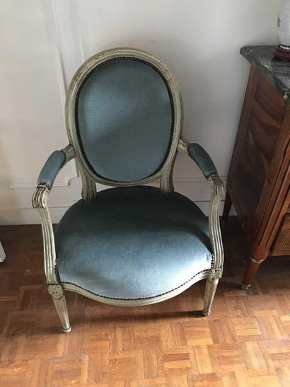 null Paire fauteuils médaillons en bois mouluré et laqué crème, pieds cannelés Début...