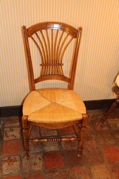 null Suite de six chaises et deux fauteuils en bois naturel, assise paillée, dossier...