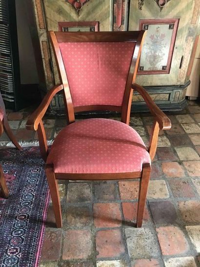 null Suite de quatre fauteuils en bois naturel teinté et garniture de tissu rouge...