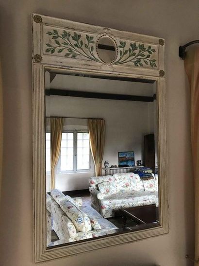null Rectangular mirror in lacquered wood and green rechampi, decorated with foliage...
