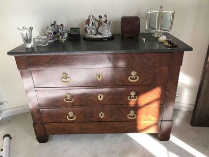null Mahogany and mahogany veneer chest of drawers opening by four drawers, black...