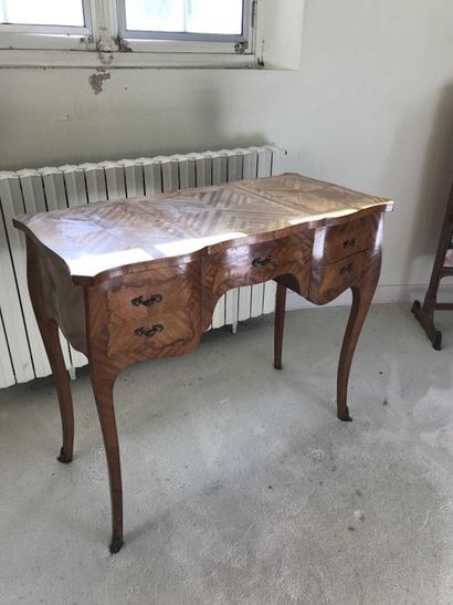 null Marquetry dressing table with three flaps and drawers on the belt. Cambered...