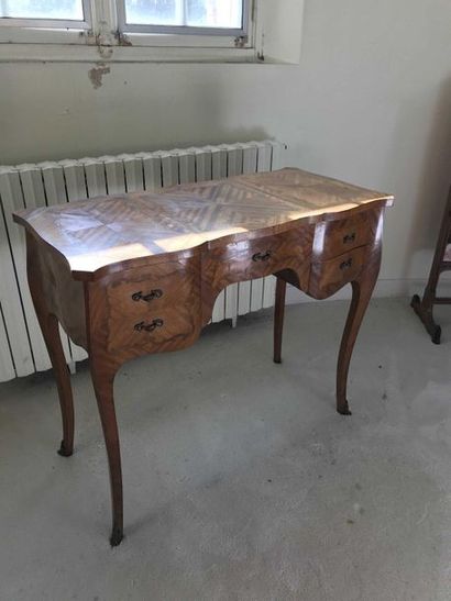 null Marquetry dressing table with three flaps and drawers on the belt. Cambered...