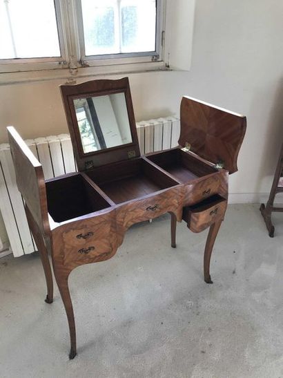 null Marquetry dressing table with three flaps and drawers on the belt. Cambered...