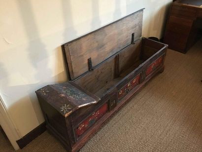 null Chest in fir tree with painted decoration Regional work Height: 76cm - Length:...