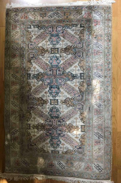 null Wool carpet with geometric decoration on grey background Usures 103x77cm