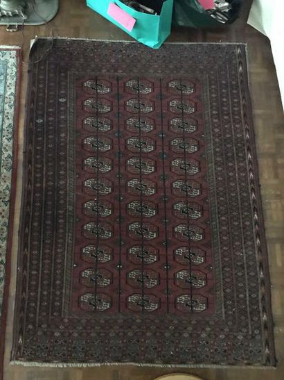 null Tapis en laine à décor de gulhs sur fond rouge Usures 143x103 Ref16eme