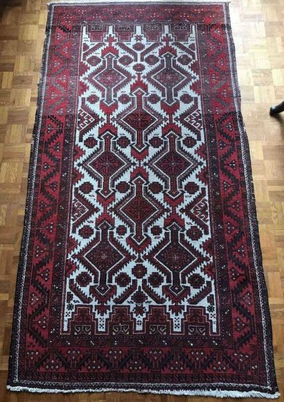 null Carpet with geometrical decoration on white and red background Usures 180x96cm...