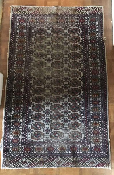 null Tapis en laine à décor de gulhs sur fond crème Usures 129x80cm Ref16eme