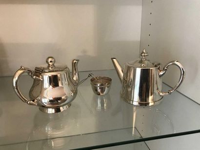 null Two saucers in silver plated metal, two silver plated metal jugs, small plate...