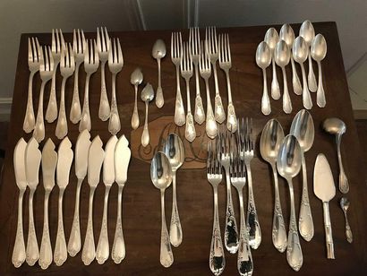 null Part of silver plated metal housewife model rocaille including: 8 fish cutlery,...