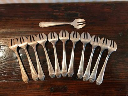 null Set of silver-plated metal cutlery comprising: 12 art deco oyster forks, one...