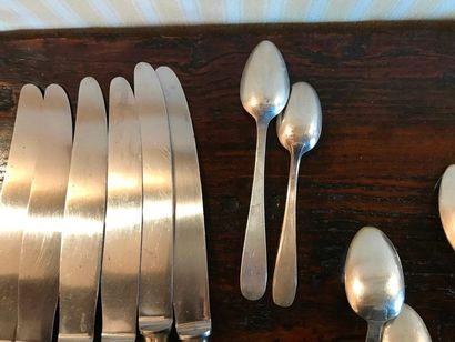 null Set of silver-plated metal cutlery comprising: 12 art deco oyster forks, one...