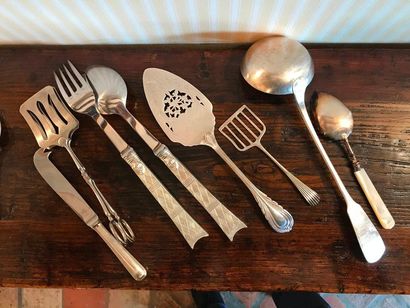 null Set of silver-plated metal cutlery comprising: 12 art deco oyster forks, one...