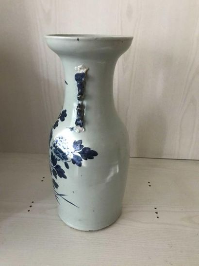 null Grande vase en porcelaine à décor bleu et blanc d’un phénix dans des branchages...