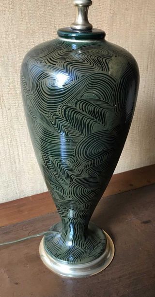 null Lampe de forme balustre en céramique à décor laqué vert et or Haut : 37cm